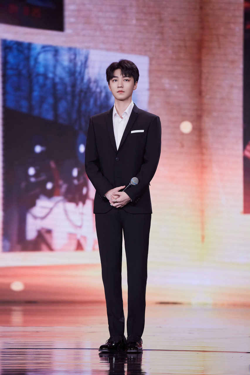 王俊凯素颜彩排 大长腿迈出的步伐就是轻快矫健啊不愧是青春同路人