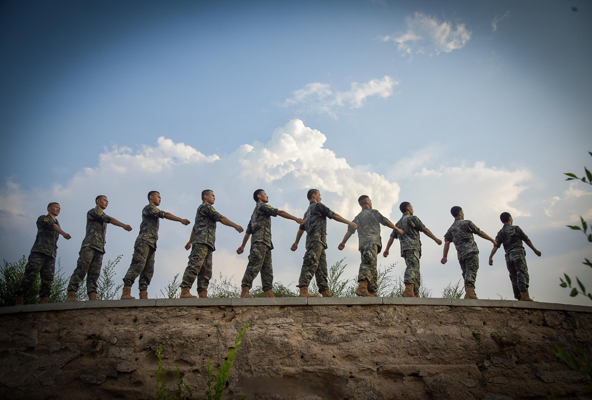 武警官兵向云端版唯美壁纸#[期待]】这个世界每种颜色都有着不可延鼢