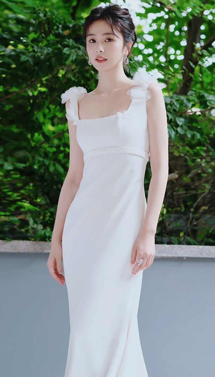 白鹿白裙盘发# 和赵露思之前的造型好像啊……还是说今年流行这种