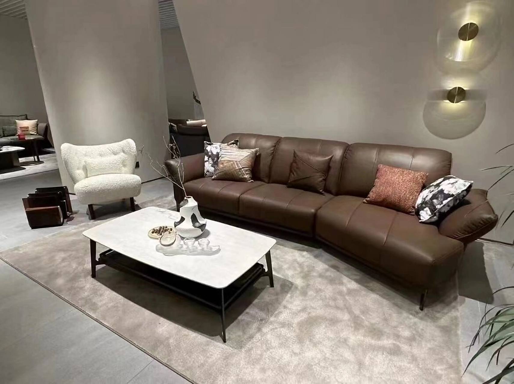 沙发有3种颜色: 图一图二是云雀棕色,奢雅棕调,冷静睿智中透现时尚