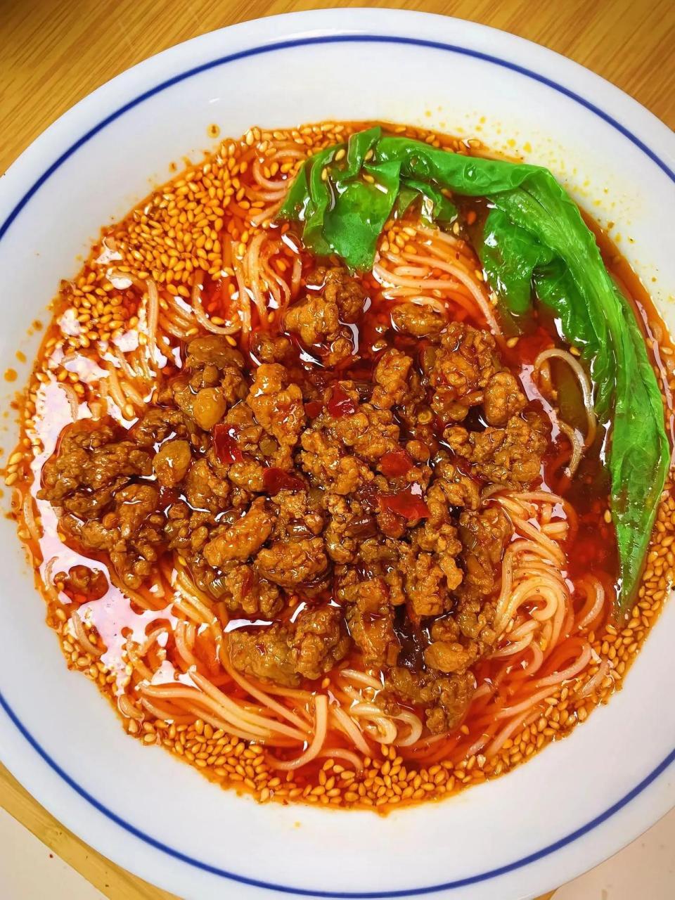 酱香浓郁的肉酱,劲道爽滑的面条再搭配点酸爽的榨菜!