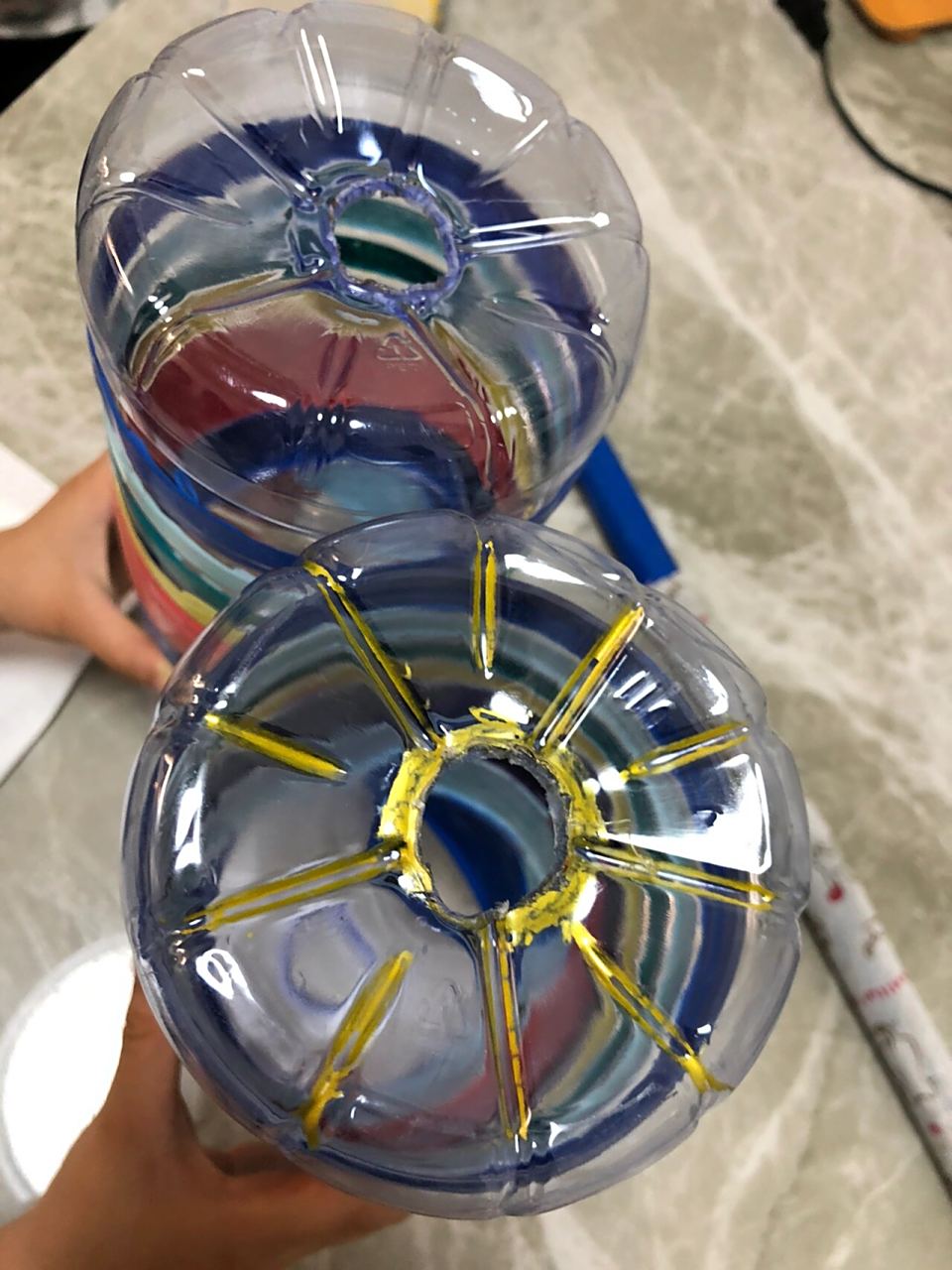 幼儿园废物手工～瓶子体育运动器械 周末老师布置作业:要求用瓶水做