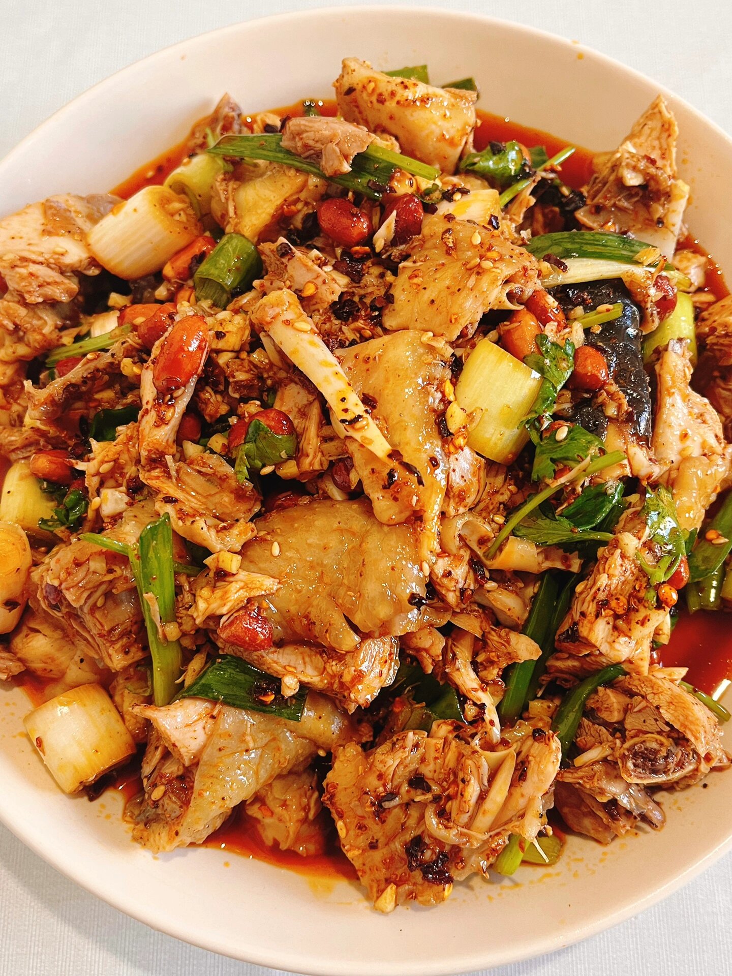 凉拌鸡 	 准备食材 1.鸡肉 2.大葱段,小葱段,香菜 3.