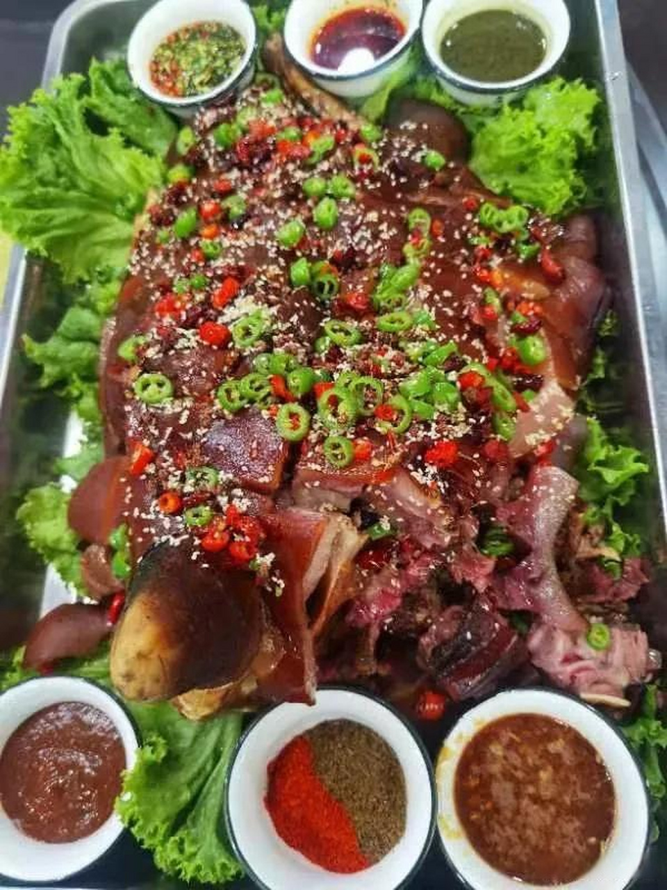 临沂兰陵某饭店的牛头,这个牛头炖的比较软烂,基本上是入口即化的感觉