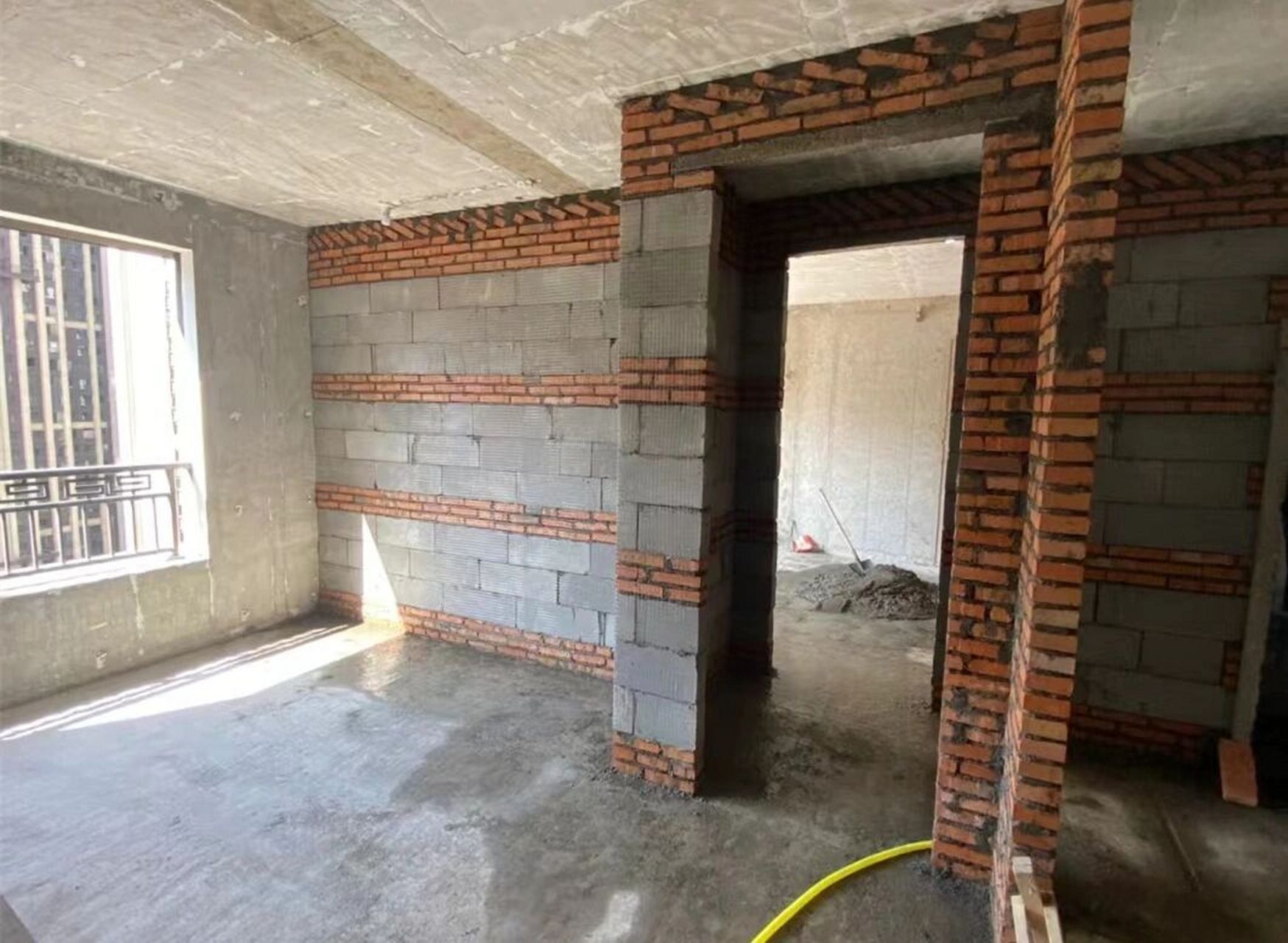 今 装修砌墙用红砖好还是用轻体砖好?