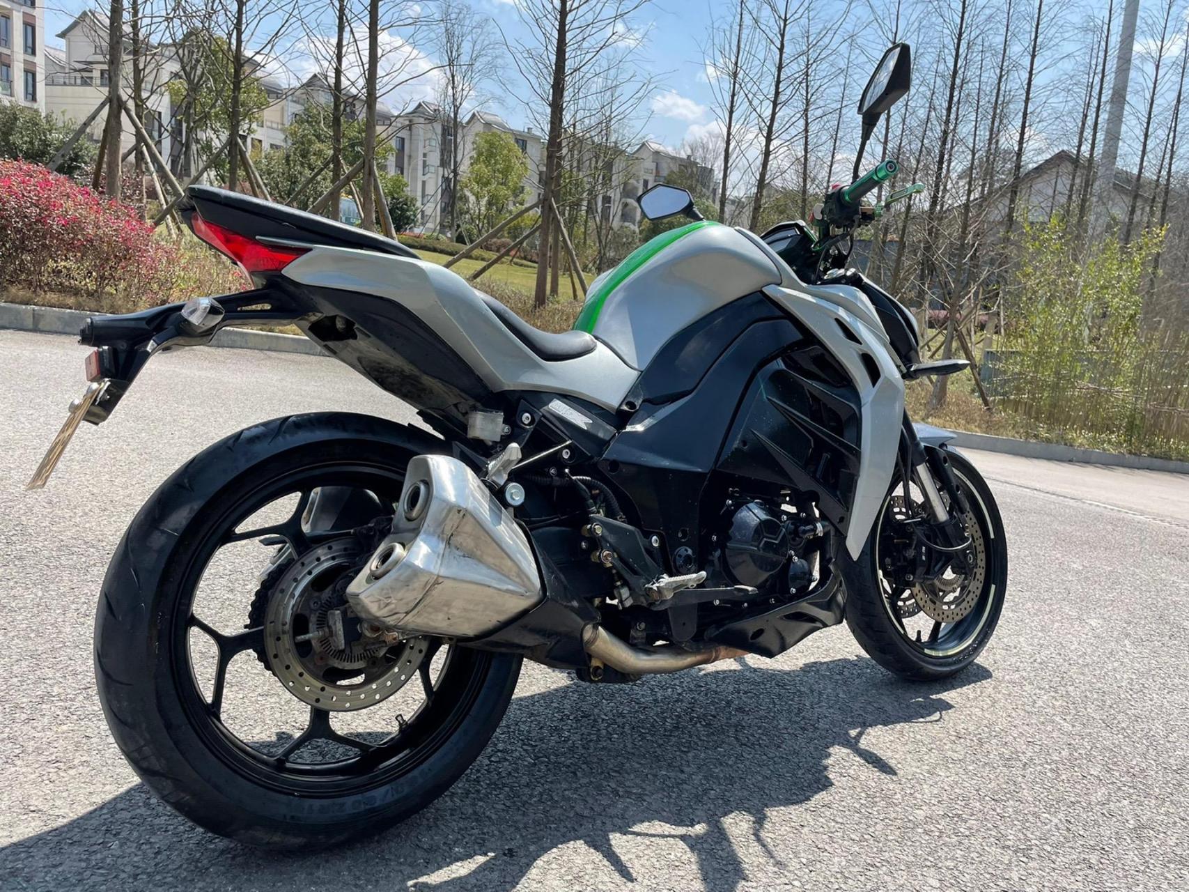 19年嘉爵n19,大蟒蛇,电喷水冷双钢400,倒置减震,前后带a b s手续齐全