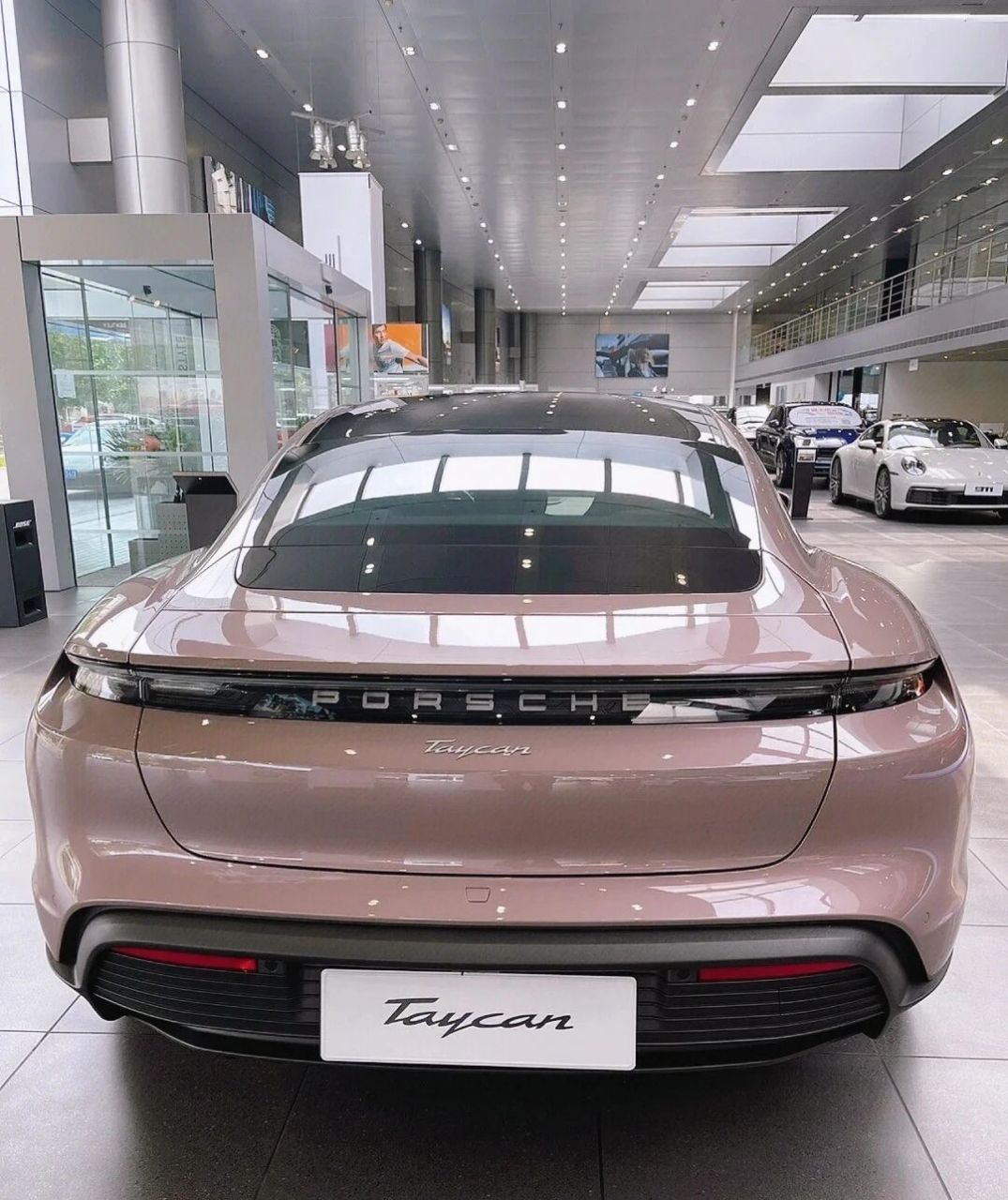 taycan冰梅粉   稀缺23款taycan现车 全国 taycan 冰莓粉/树莓紫