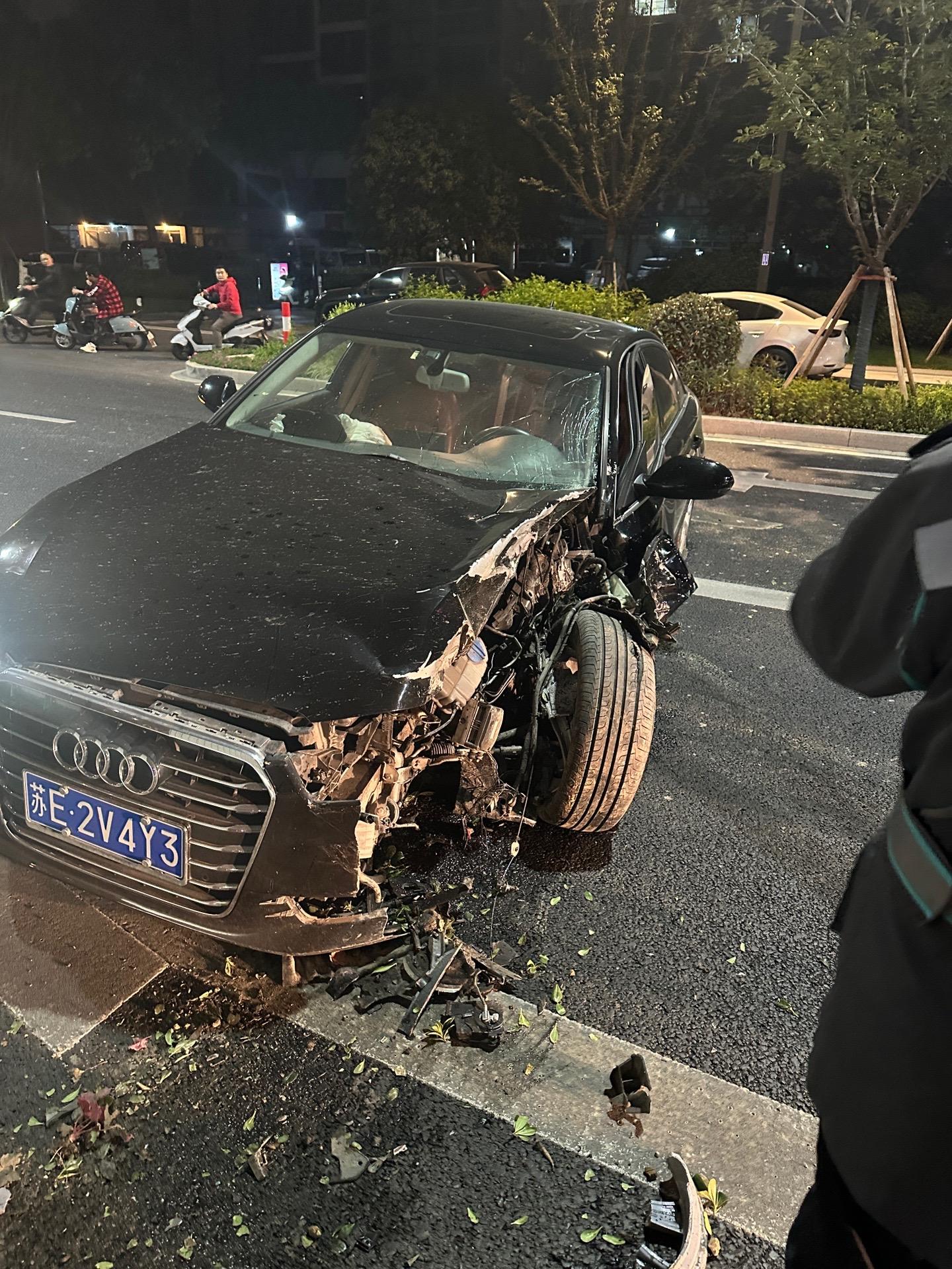 图片大全奥迪机器撞报废车图片夜晚奥迪a6事故图奥迪a6晚上被撞的图片