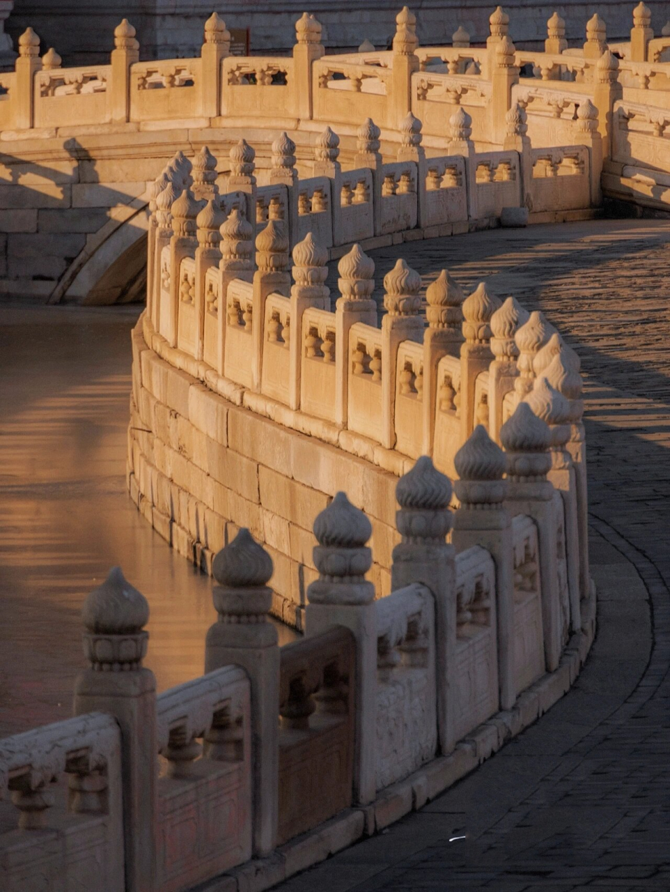 故宫光影|金水桥的光影游龙 故宫的金水桥,分为天安门前的外金水桥,和