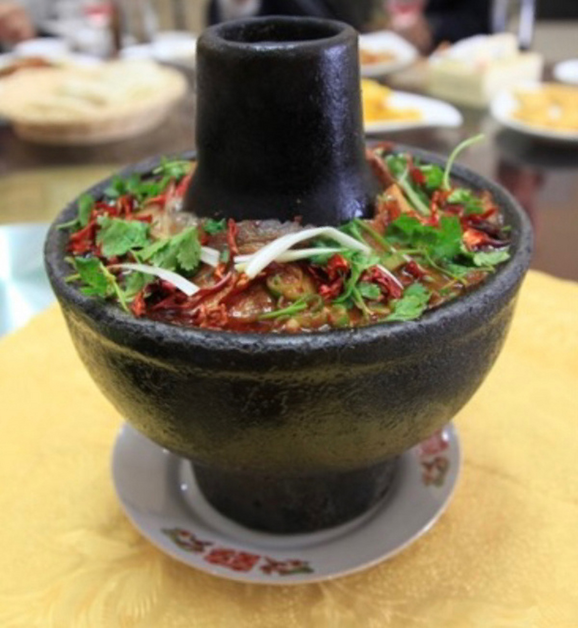 土暖锅是庆阳传统特色美食,倒入高汤,装入肉丸,鸡肉