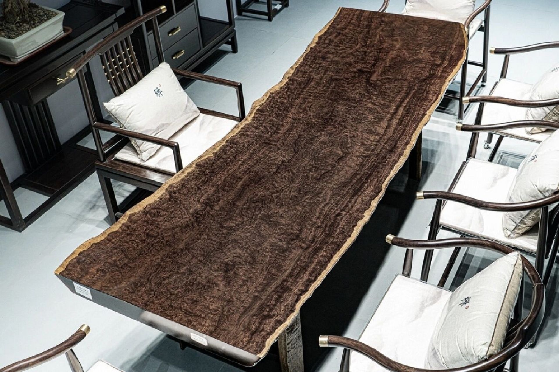 黑檀实木大板桌要怎么选? 我先说结论:要选择材质密度均匀的独板.