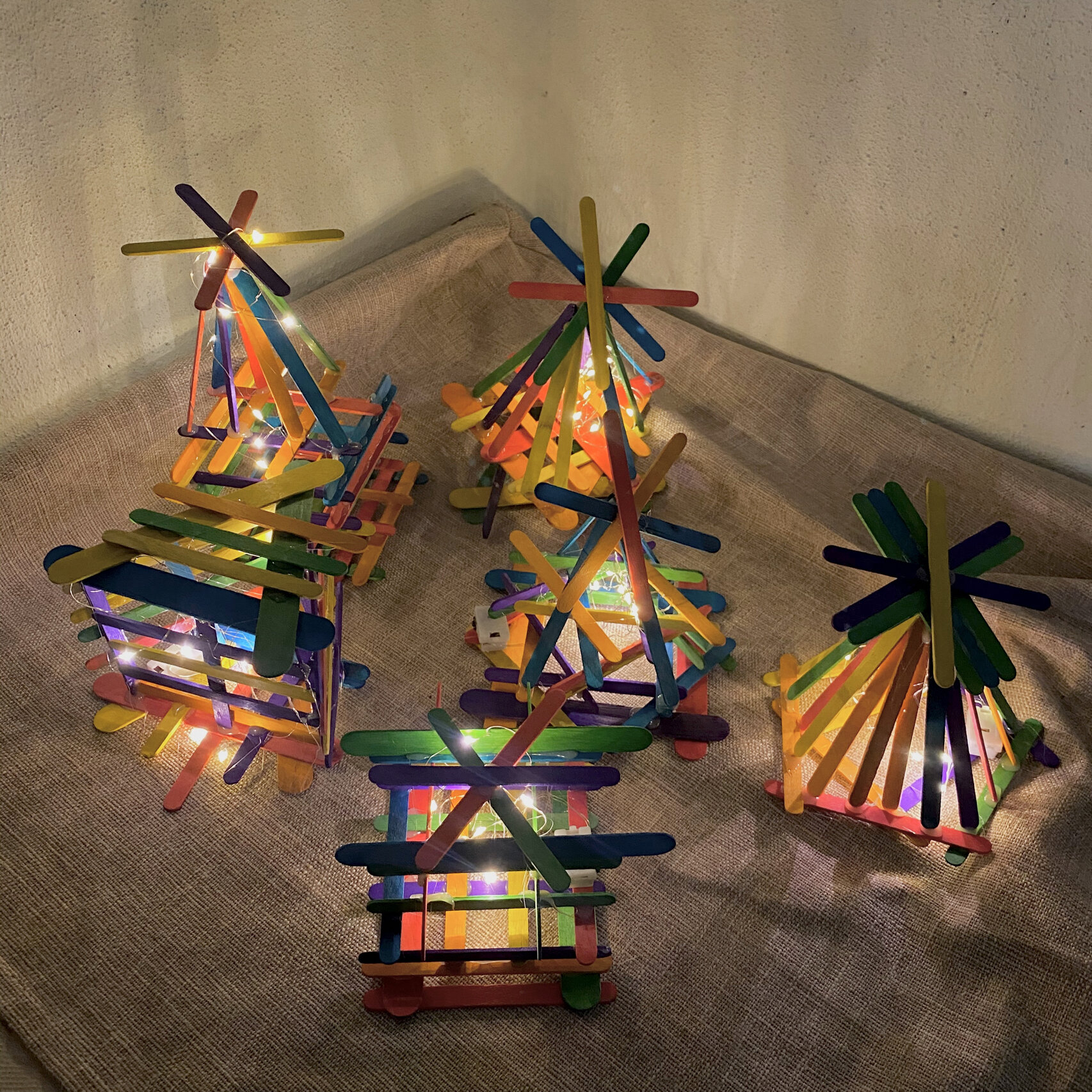 儿童美术艺术手工作品《木质台灯》