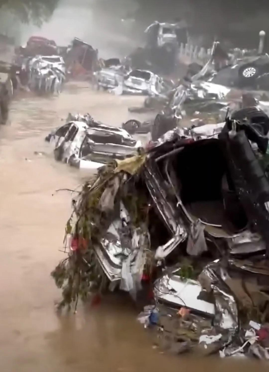 北京一场大雨,让多少人受到伤害,更有很多车冲进河里,大雨过后,车子露