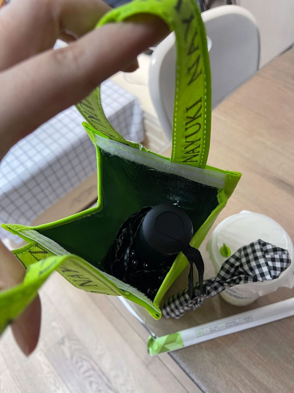 重点是袋子! 奈雪的茶 点了杯外卖,包装袋到了直接被惊艳了.