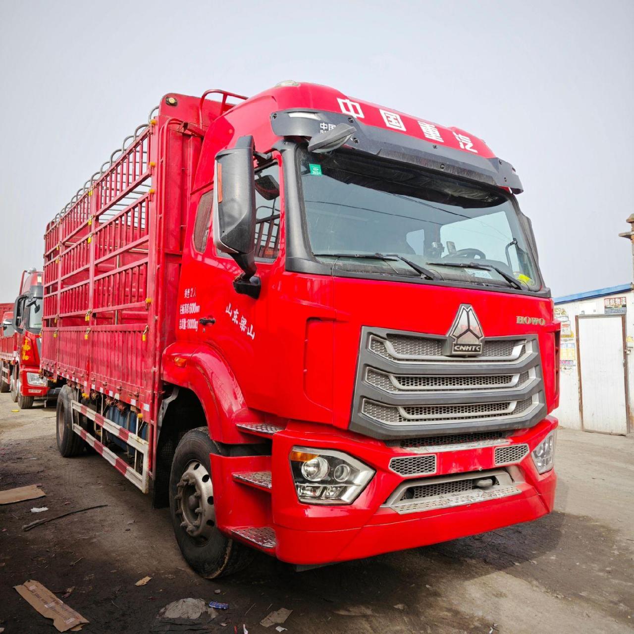 8米豪沃n5g高栏载货车,22年6月,270马力德国曼发动机,国六排放,带驻车