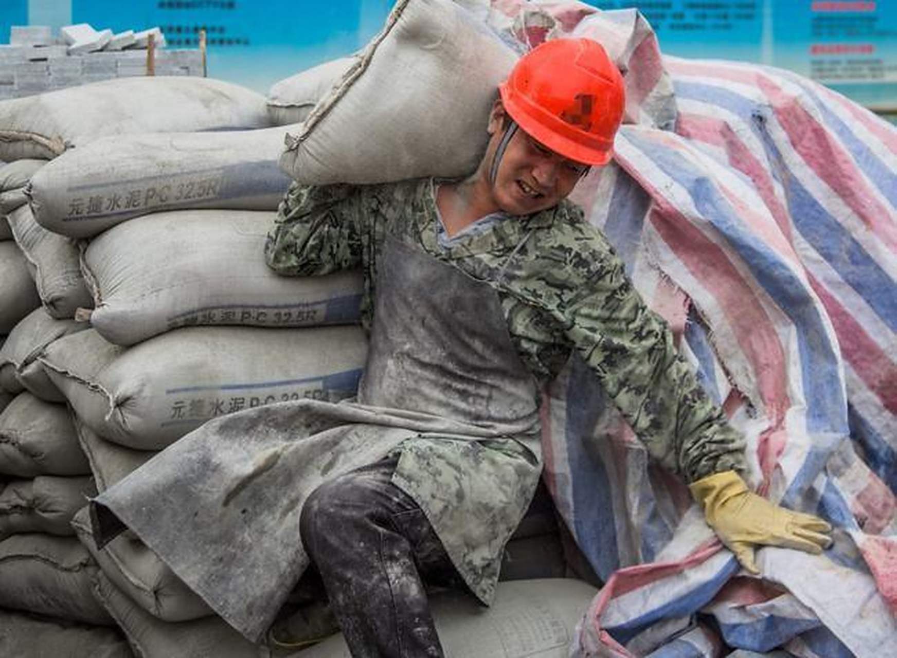 农民工在为生计奔波的过程中常常是背井离乡,挥手离