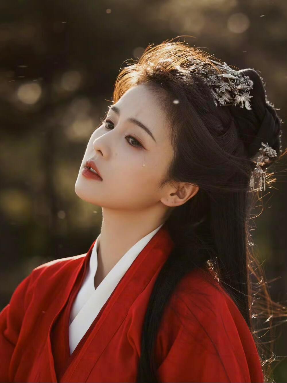 白鹿唐宫奇案大女主排面,一身红衣,只身站在漩涡中心,命运越是诡谲,手