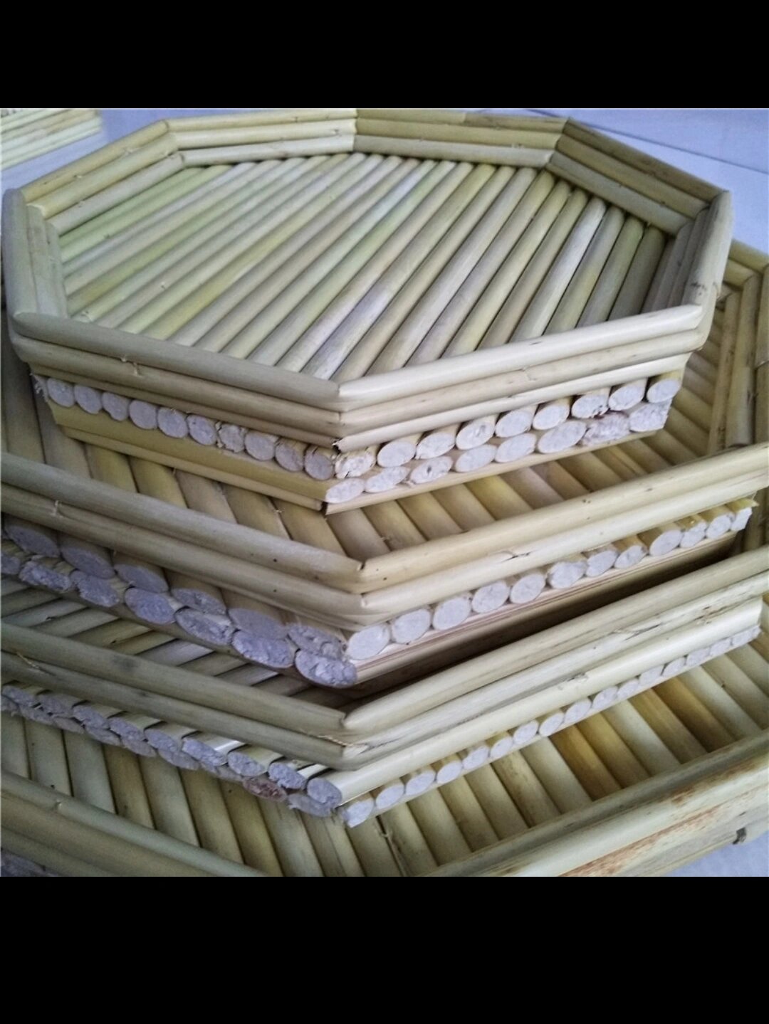 怀念小时候 上周坐车时看到路边有个老奶奶在卖那种高粱杆做的盛馒头