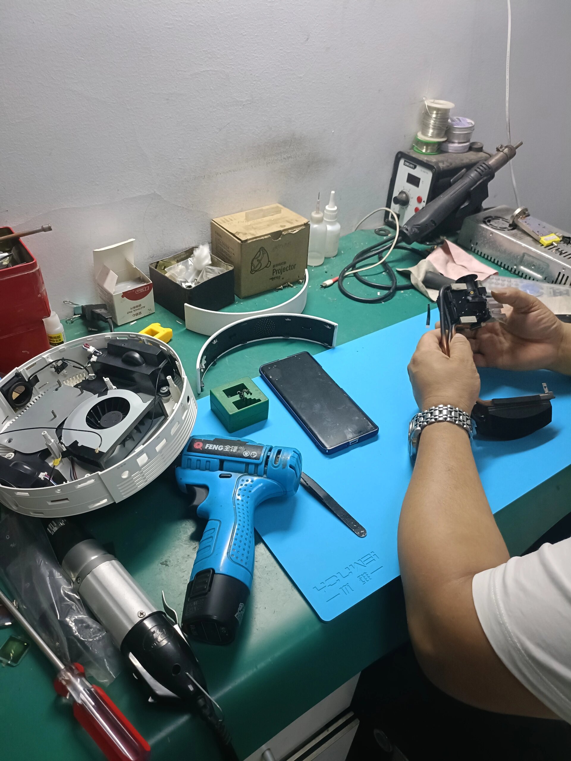 坚果g9投影仪维修暗模糊横条白点不清楚 坚果投影仪维修,不收检测费