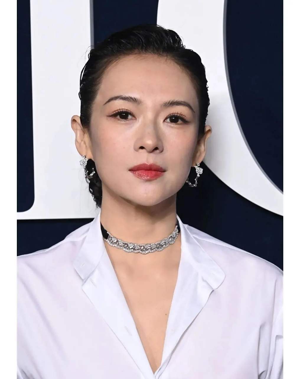 章子怡颜值太能打了  五官比例和轮廓底子很好,这种长相很上妆,面部打