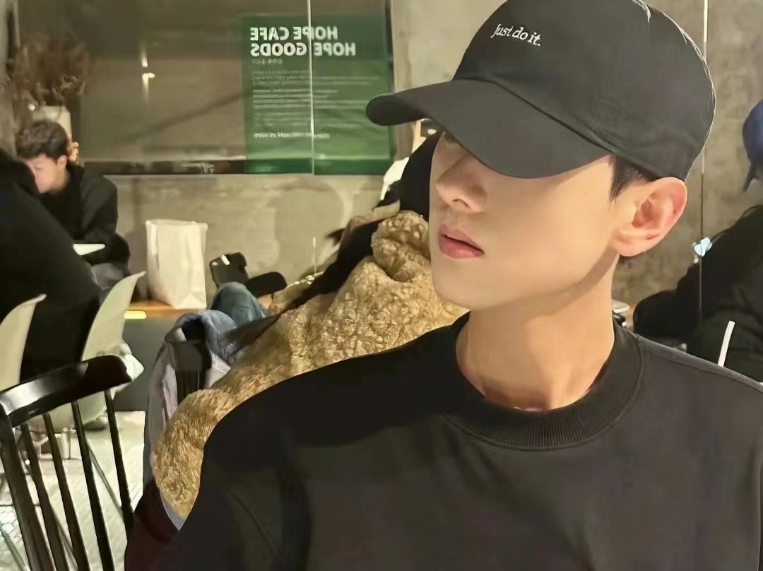 男人头像图片 成熟稳重 深邃眼神,稳重气质,成熟男士彰显不凡魅力.