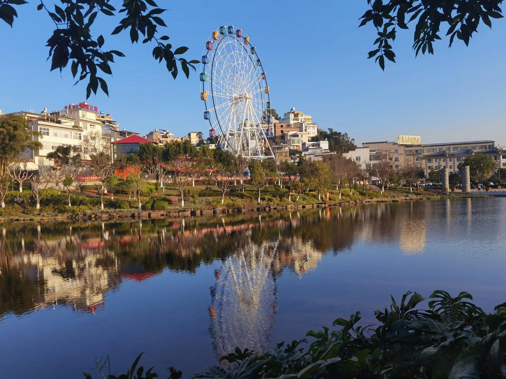 清晨,沿着易门龙泉河景区走一圈很惬意