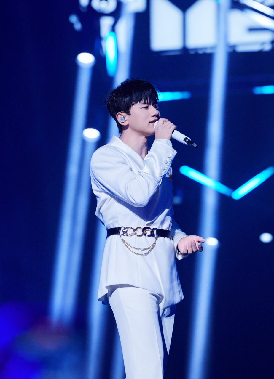 今晚,@张杰 以一组古风串烧揭开2023tmea#腾讯音乐娱乐盛典# 的序幕