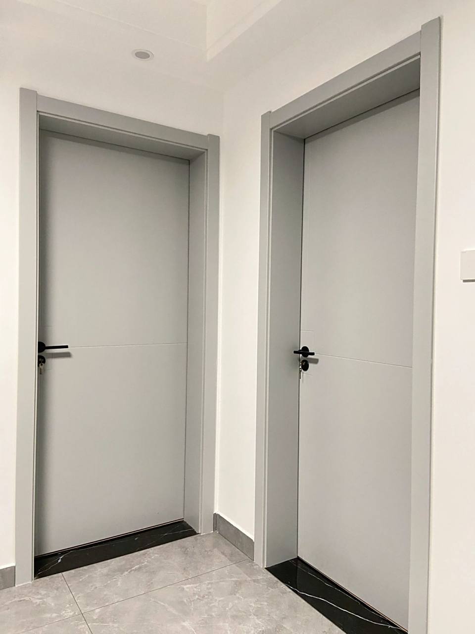 装修篇|白墙配灰门 你们会选择白墙配白色的门还是灰色的门?