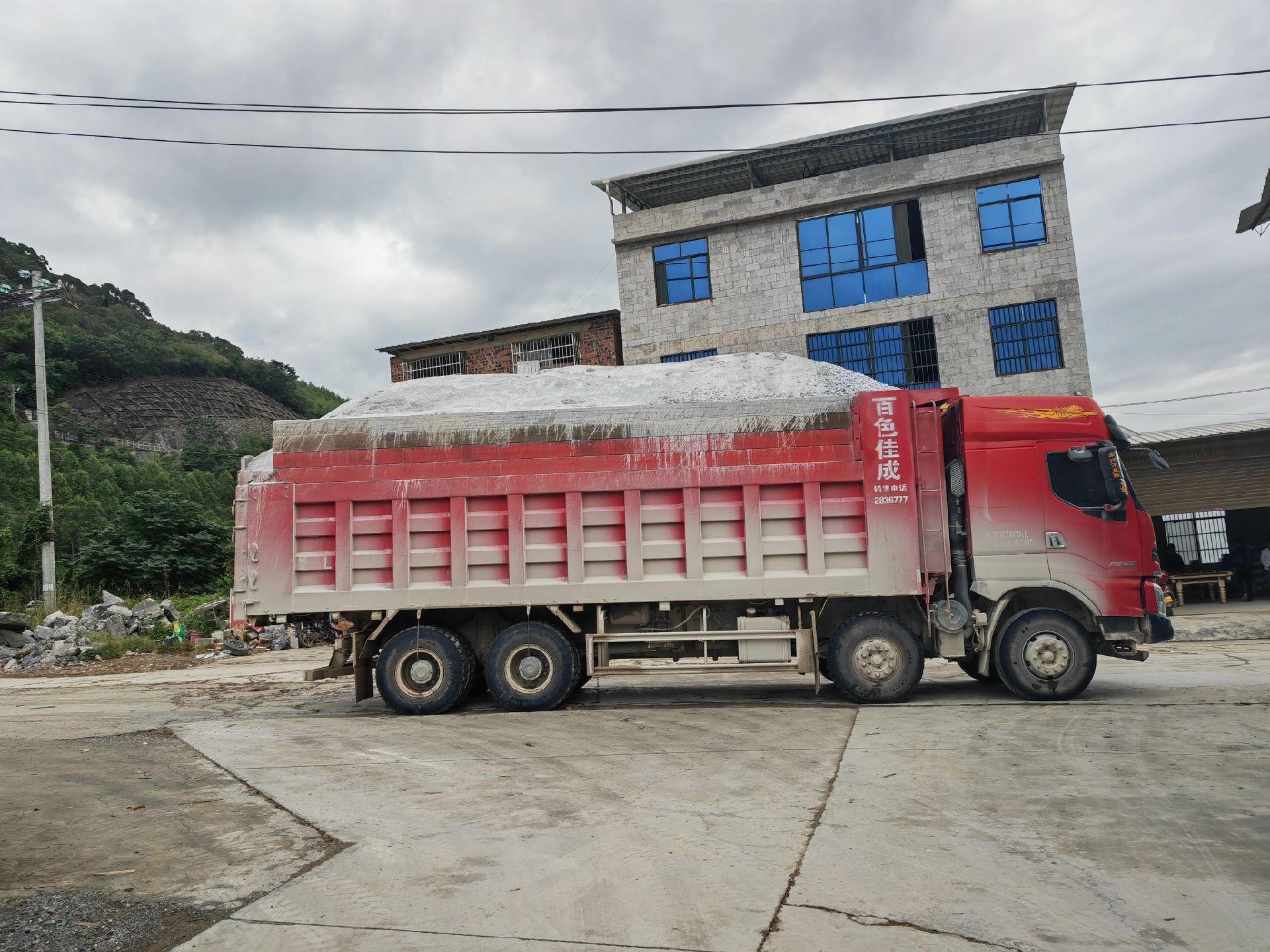 告别砂石料运输,百吨王与大四小八自卸车的运输时代