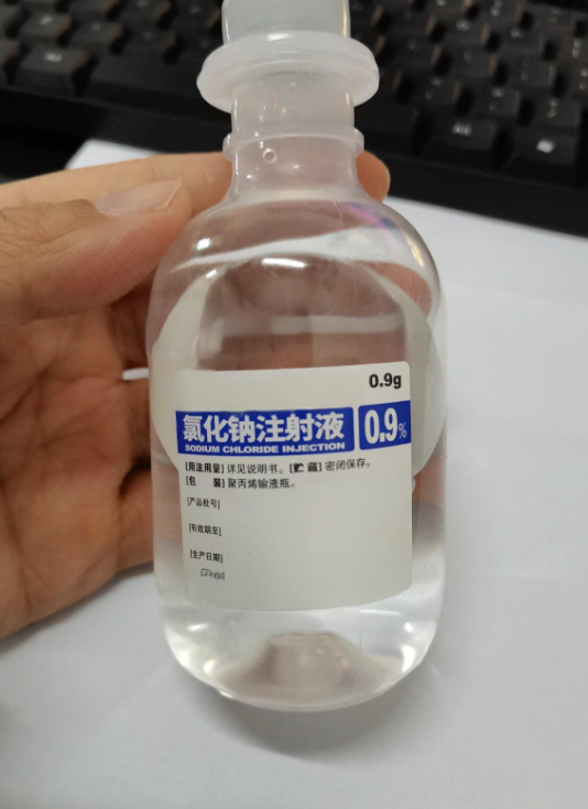 脸上长痤疮可以短期用生理盐水敷脸,但不要长期频繁使用