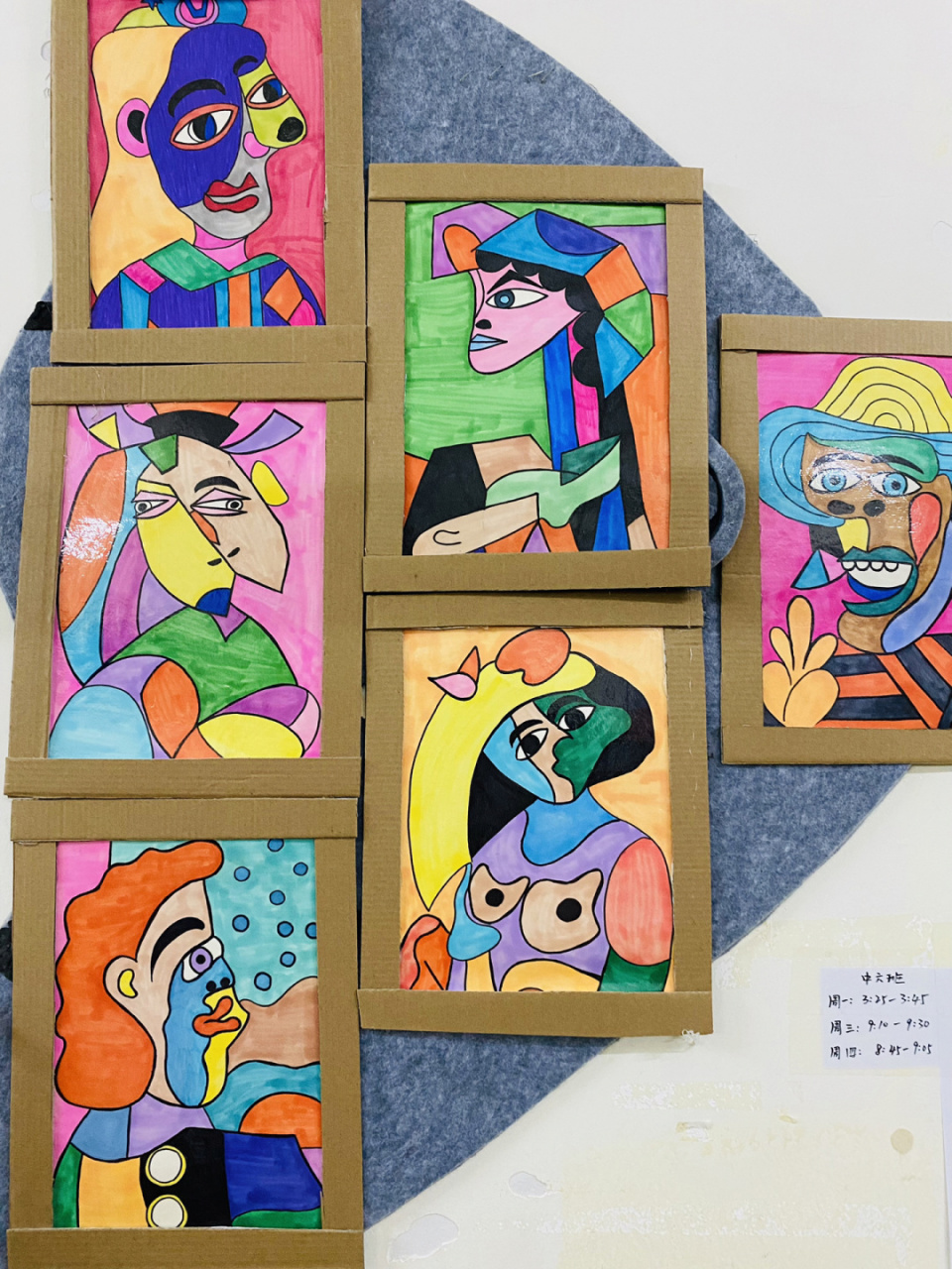 美观,简单一些 有孩子画好的自画像,还有我们老师画好的抽象装饰画