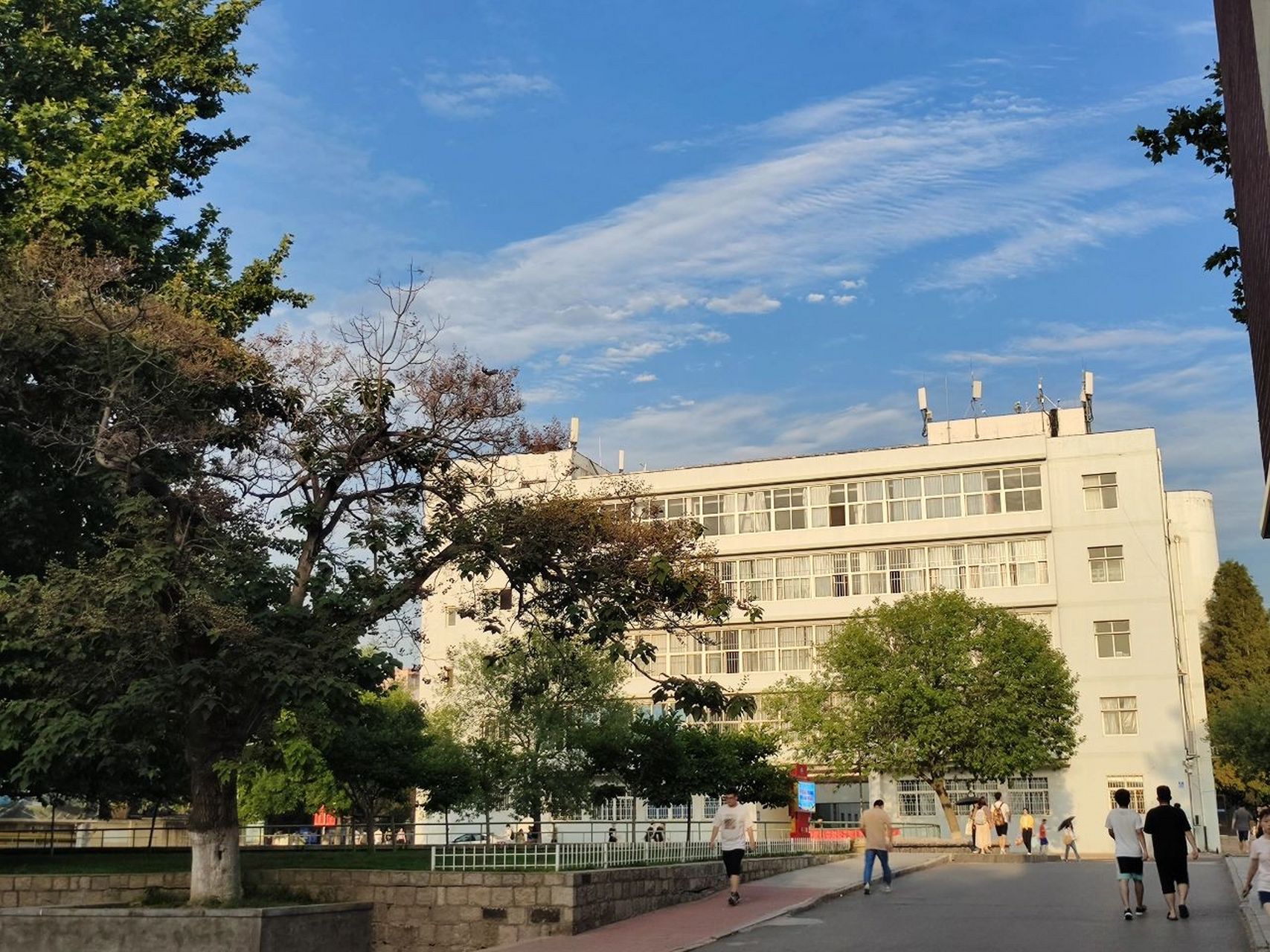 当然不是了,青岛科技大学四方校区好看得不要不要滴.