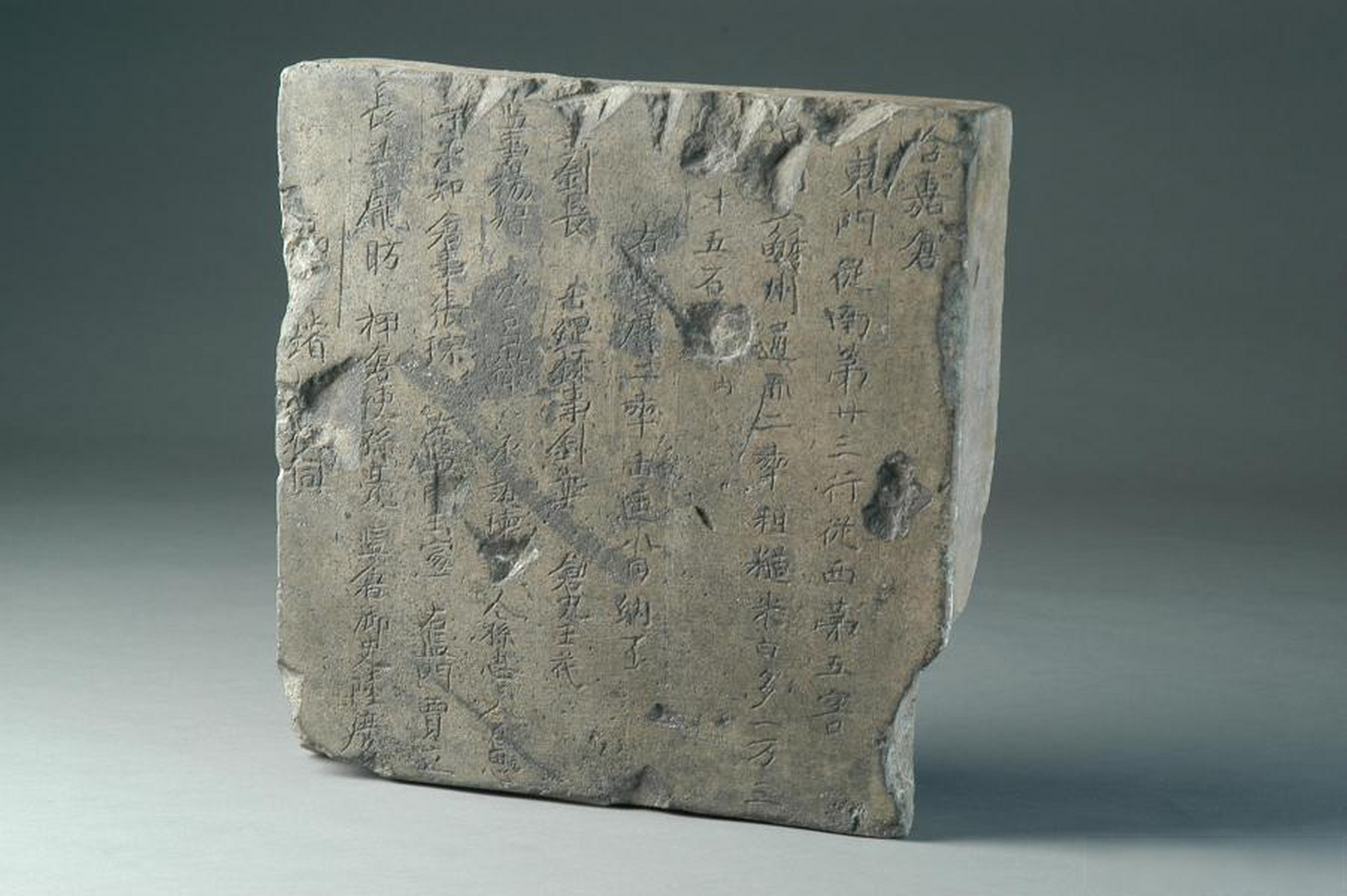 【#这块砖是古代粮仓里的说明书#】唐朝的含嘉仓是中国古代最大粮仓