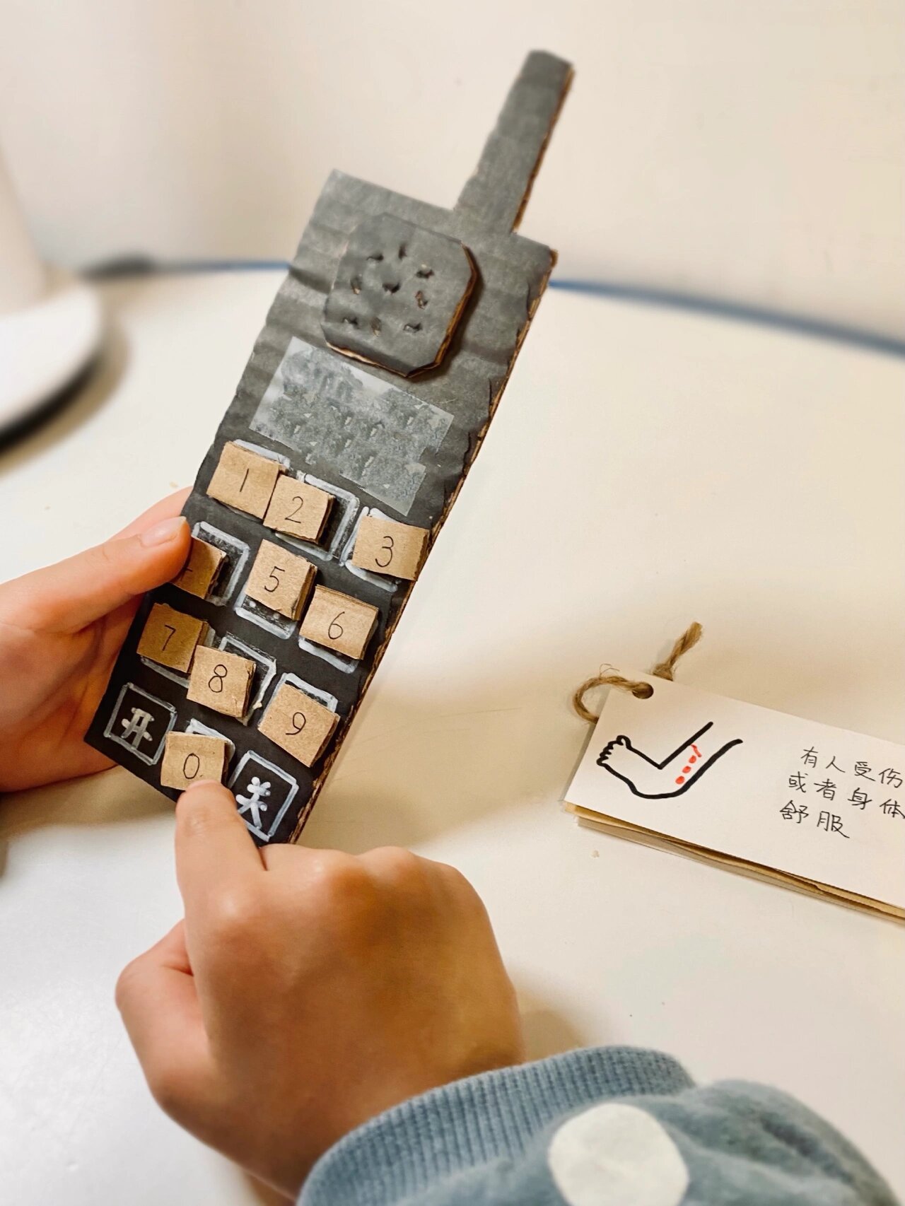 怎么拿硬纸板做电话机(纸板电话机制作过程)