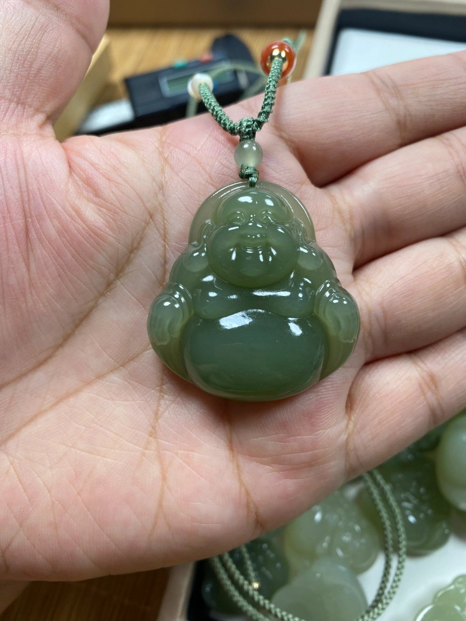 和田玉大肚弥勒笑佛 湖水绿佛公,料子细,油润度高,没有包容 尺寸36.