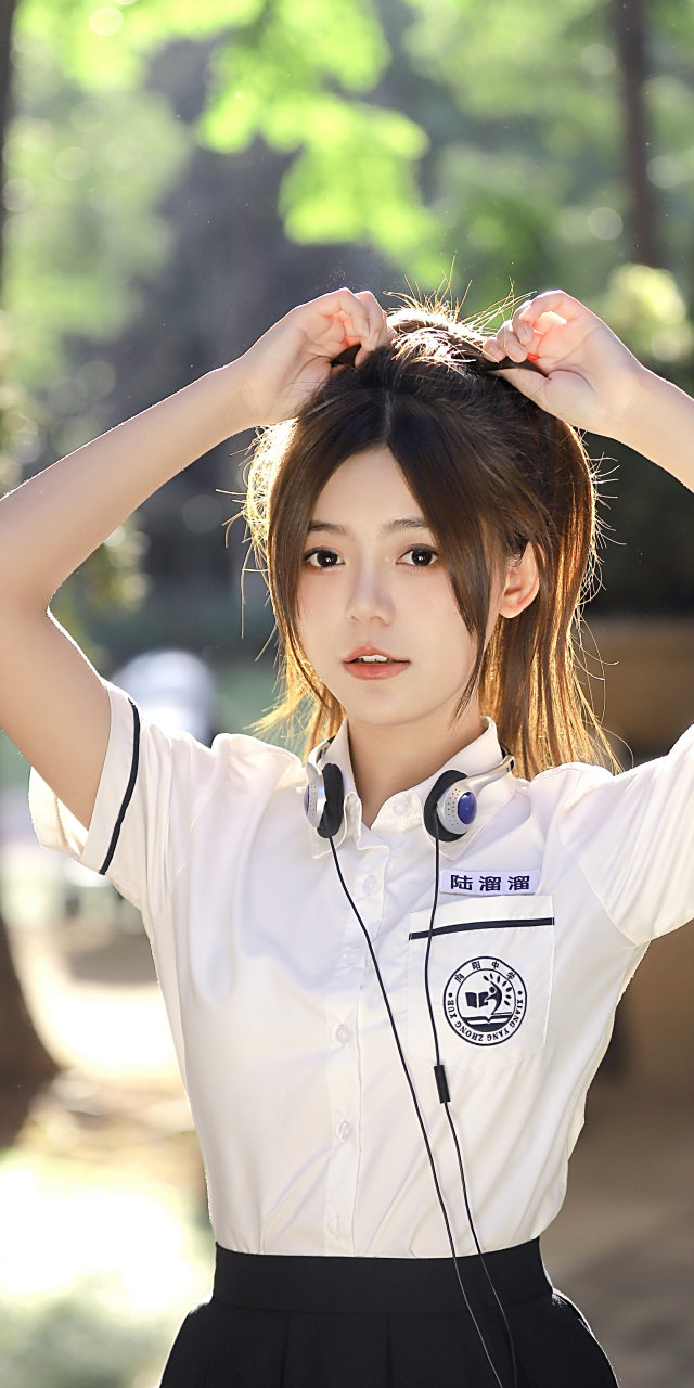 肖然心校服写真壁纸,清新甜美的少女风,可爱迷人