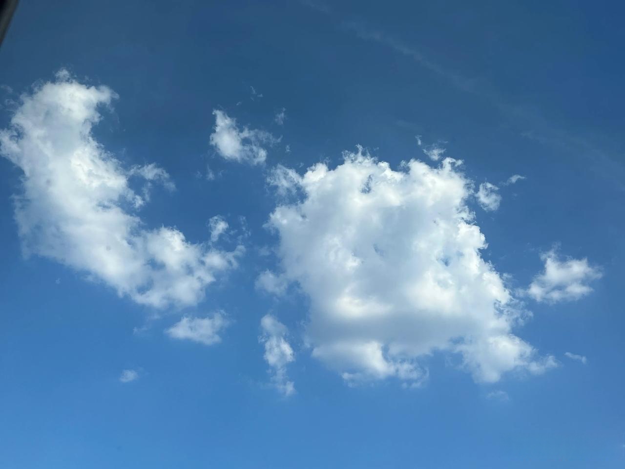 蓦然抬头,蓝天之上,白色云朵若乎流动的画卷,仿佛就从头顶飘过,那么远