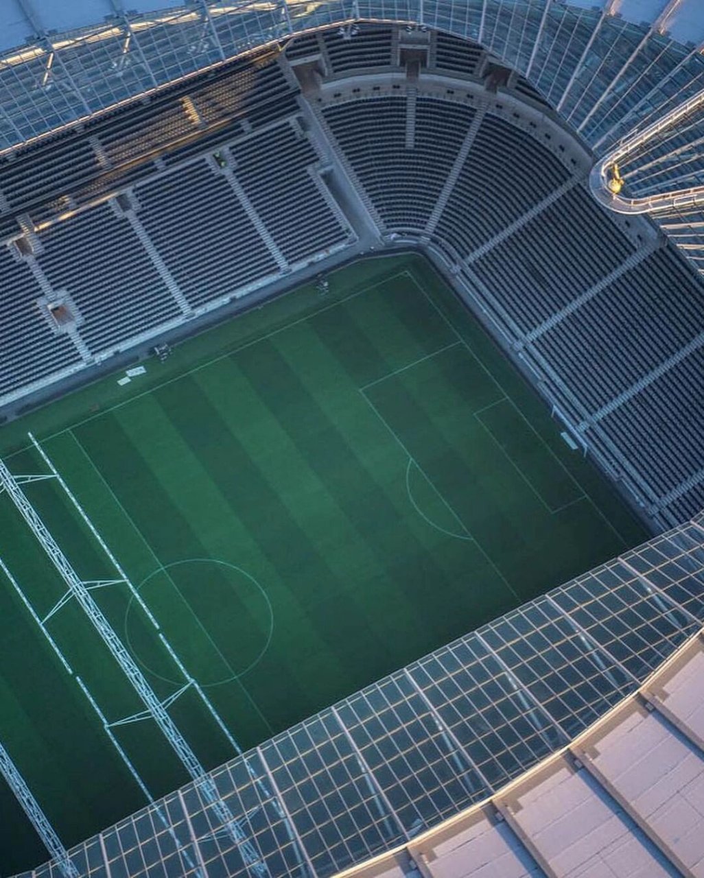 托特纳姆热刺球场是英国第三大的足球场(仅次于温布利与老特拉福德).