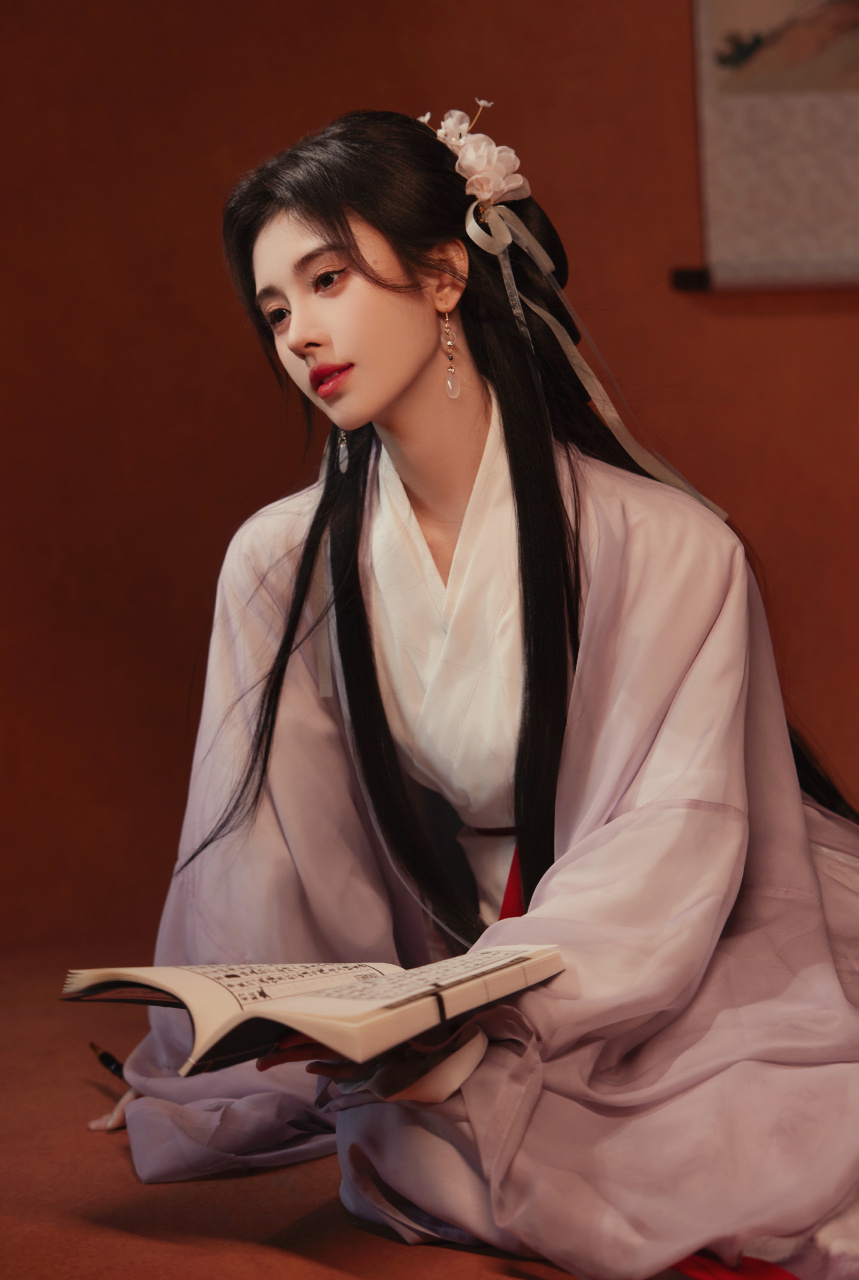 鞠婧祎古韵唯美营业美照