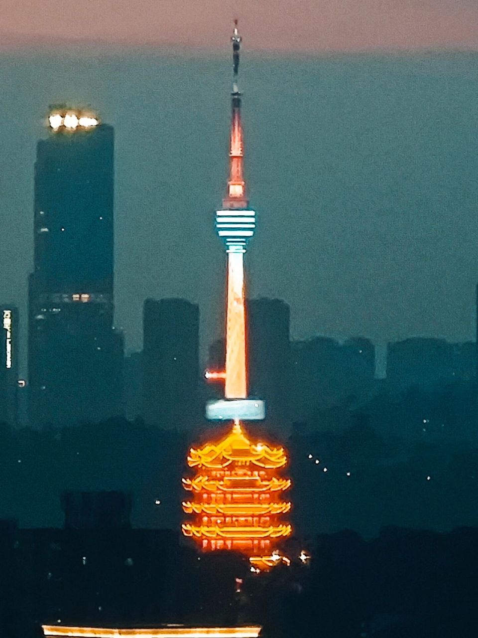 这个爬楼机位,可以打卡黄鹤楼和龟山电视塔 #浪漫生活的记录者# #龟山