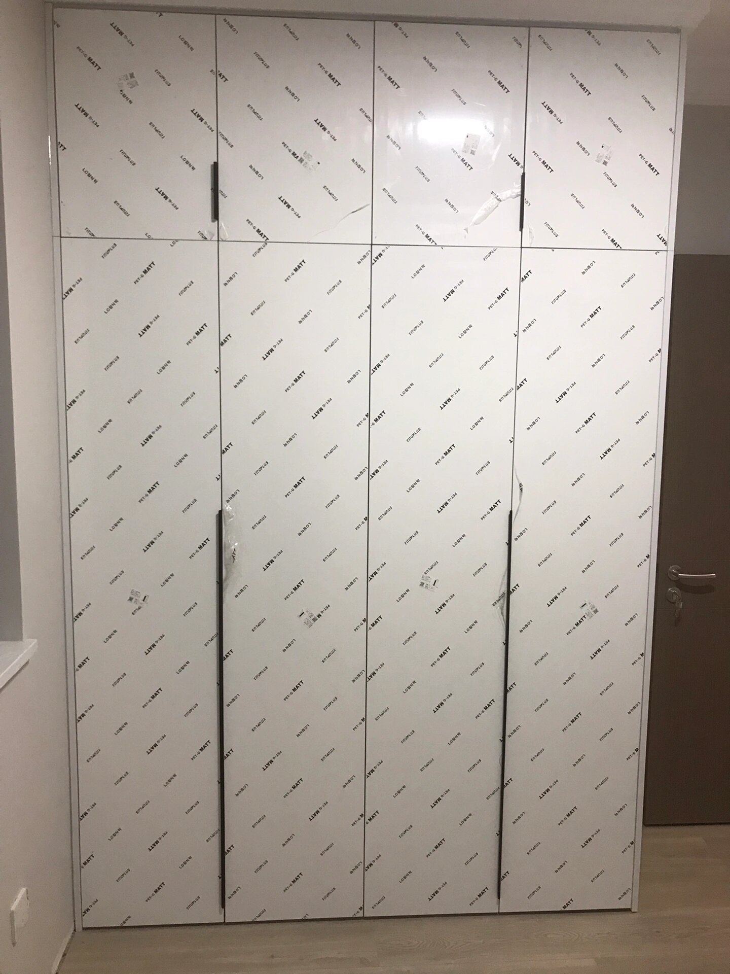 鹰冠enf级英伦浅灰生态板 橡木pet柜门完工 鹰冠enf级英伦浅灰生态板