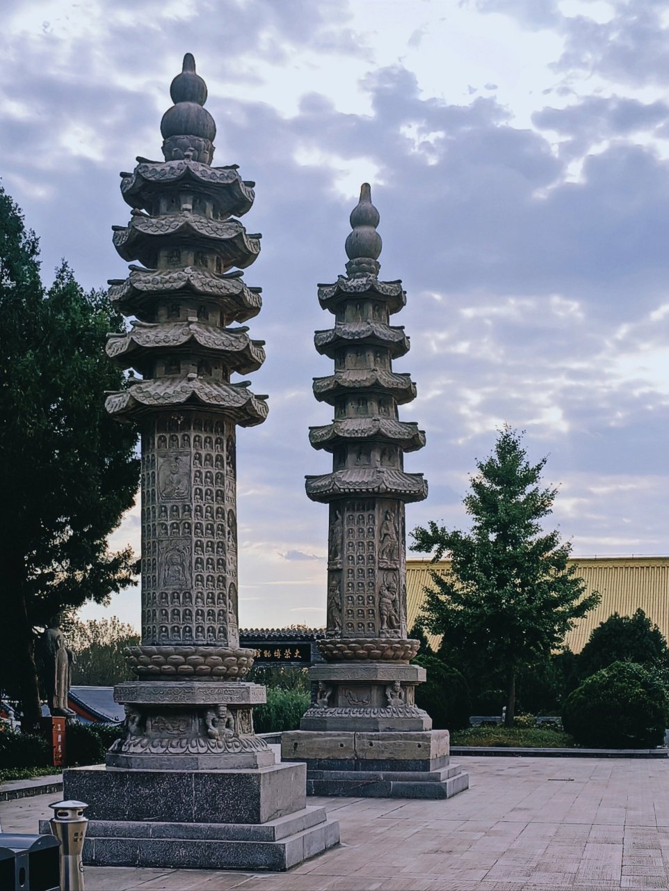 常山文博苑由万佛寺,窦府,民间艺术研究院以及文物及艺术品陈列,古书