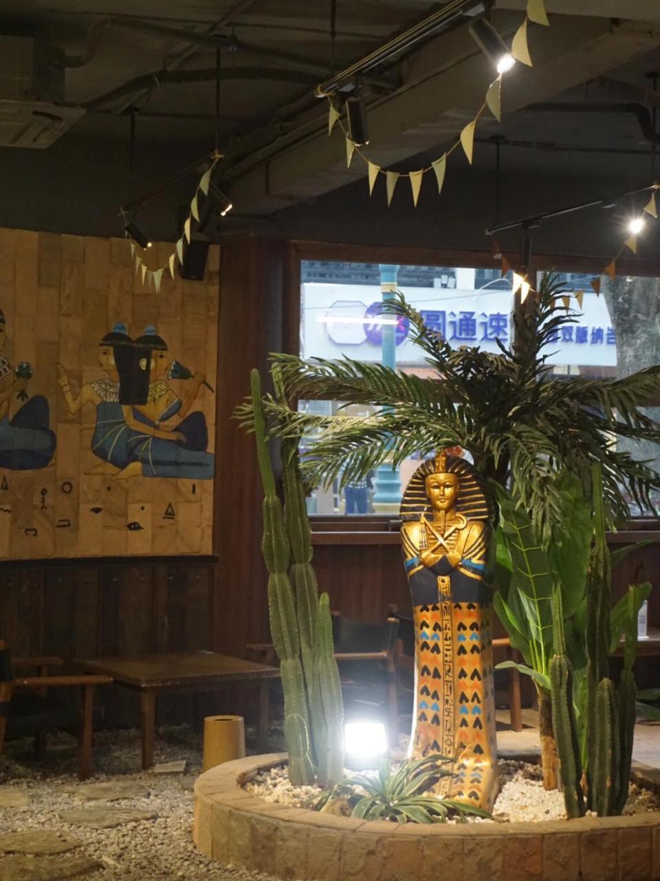 在路边发现了一家东南亚餐厅 除了装修外还有木乃伊,露营等等元素