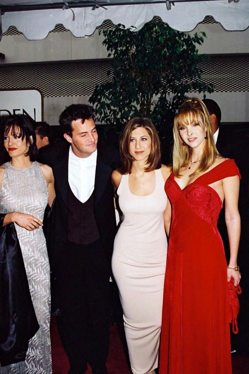 柯特妮·考克斯,丽莎·库卓和马修·派瑞,一起出席了第53届金球奖颁奖