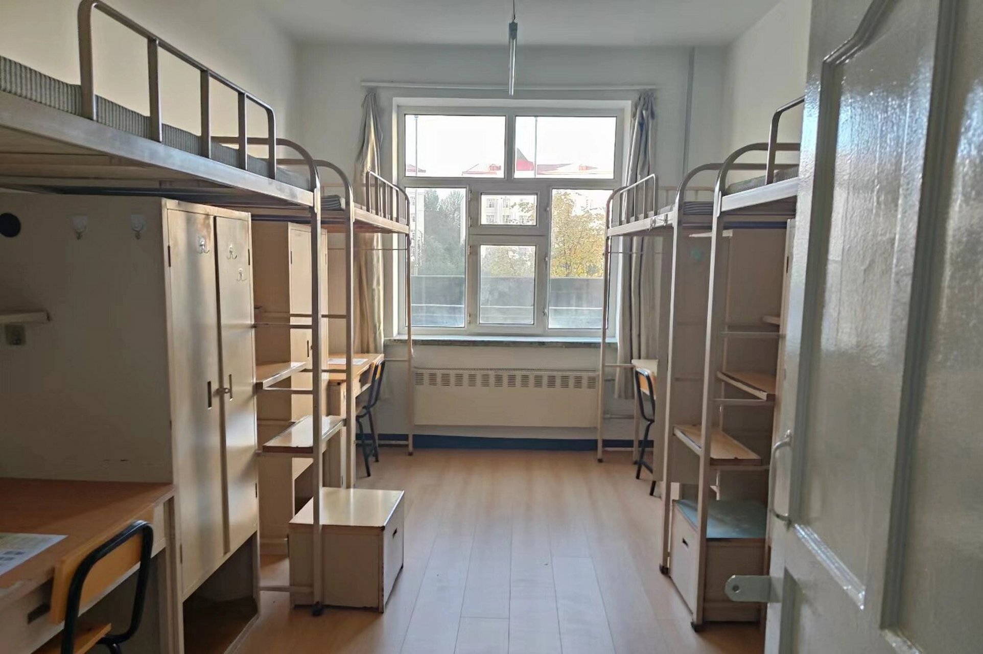 黑大寝室不豪华但简单温馨~ 四人寝室住的很舒服~ 	 原来研究生寝室不