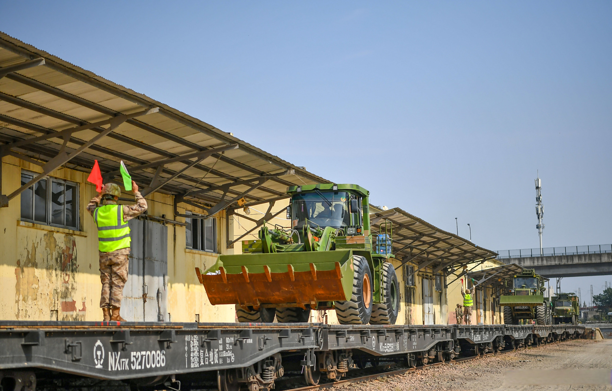 近日,第71集团军"攻坚劲旅"以任务为牵引,严密组织跨昼夜铁路装载