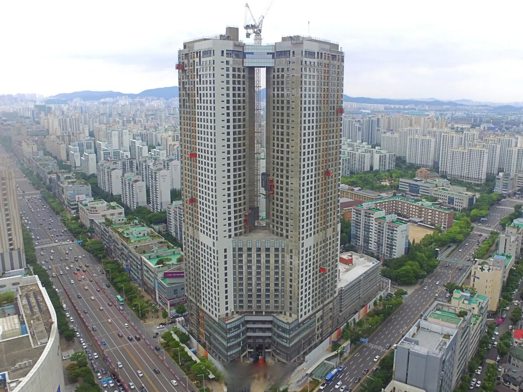 发达国家——韩国,京畿道富川在建的49层双子楼地标建筑,设计感好像