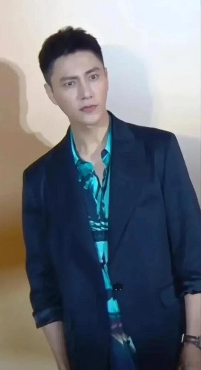 这把自己整成冯绍峰了吧,自己不比冯绍峰吗?何必呢