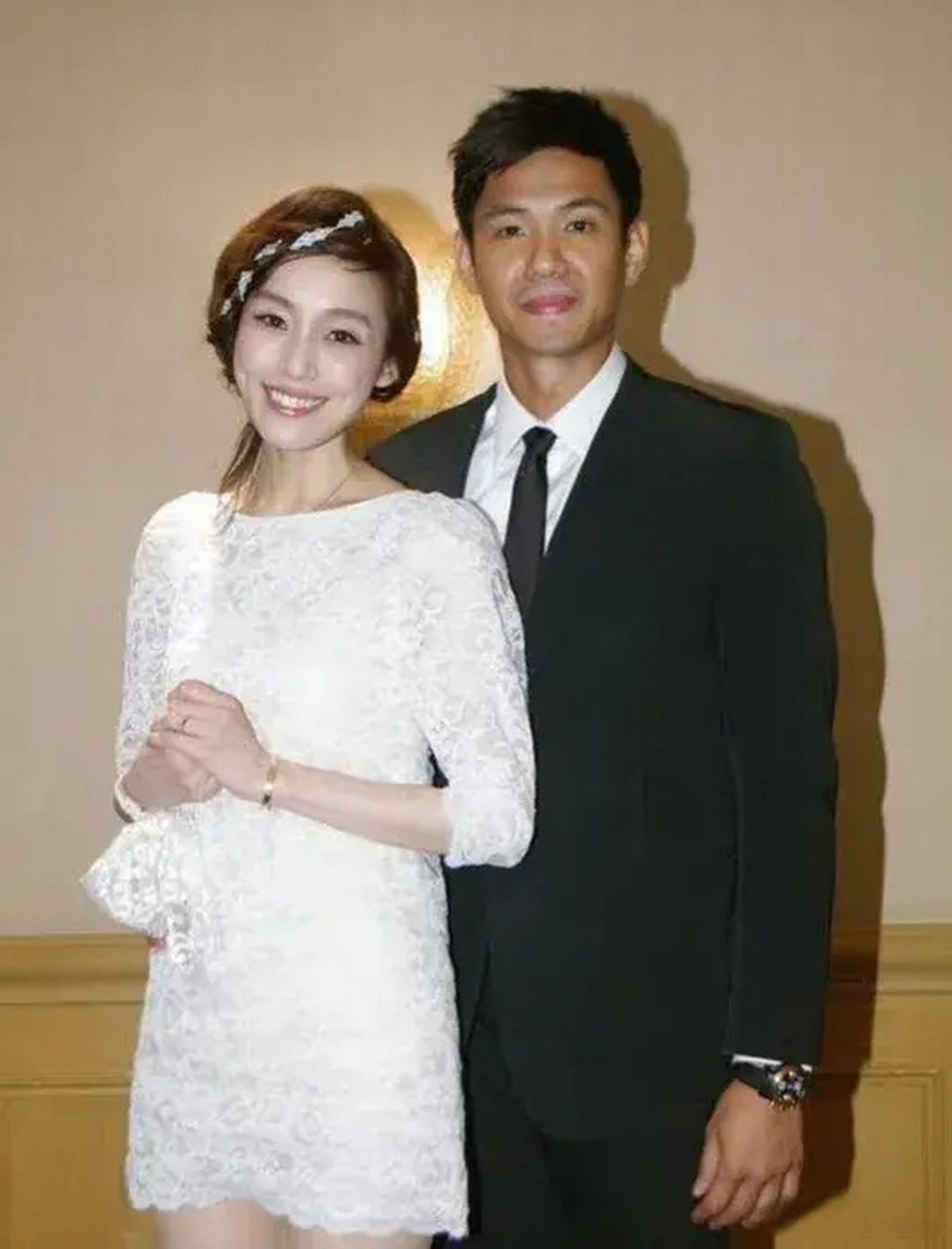 湾湾网友以前叫范玮琪和陈建州夫妇都叫"黑白配",现在叫"范建夫妇"