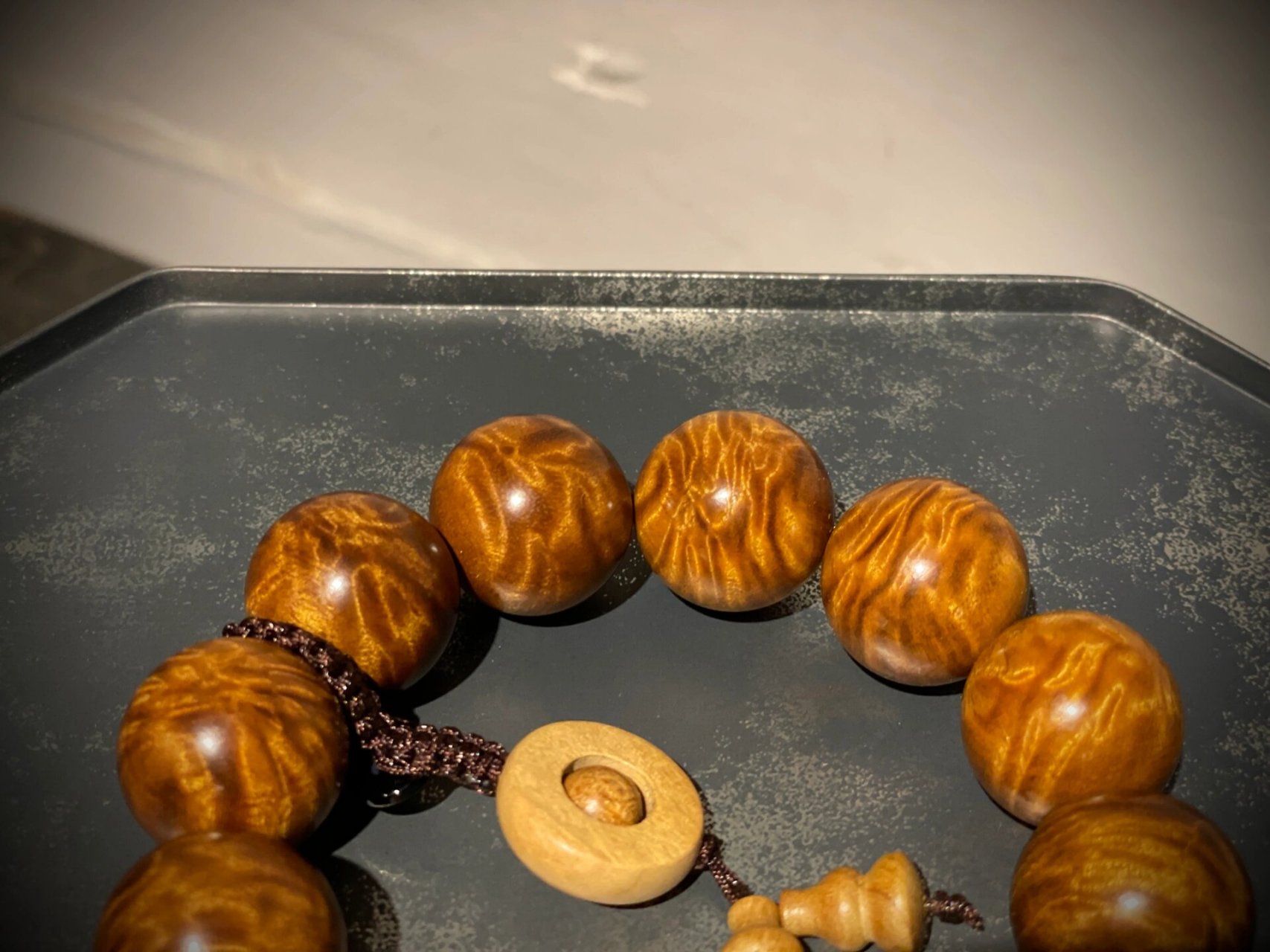 金丝楠乌木龙胆花纹手串 金丝楠乌木龙胆花纹手串,收藏级仅此一串